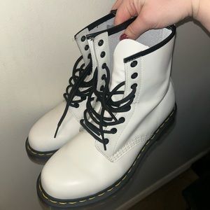Selling my women’s size 9 Zavala white leather Dr Marten boots